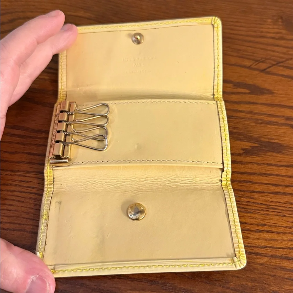Louis Vuitton Authentic Key case holder cream epi CA0099